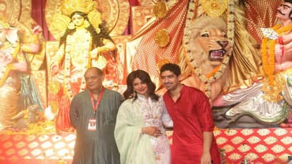 অষ্টমীতে মায়ের আশীর্বাদ নিতে পুজো মণ্ডপে প্রিয়ঙ্কা চোপড়া