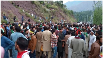 ARTICLE 370: भारत-पाक के बीच बढ़ा तनाव, इमरान की चेतावनी के बावजूद बड़ी संख्या में POK की तरफ बढ़ रहे हैं लोग