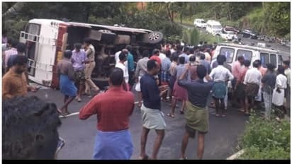 വട്ടച്ചിറയിൽ ടൂറിസ്റ്റ് ബസ്സ് മറിഞ്ഞു; നിരവധി പേർക്ക് പരിക്ക്