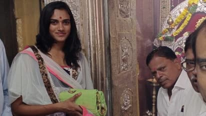 లాల్ దర్వాజా అమ్మవారికి పీవీ సింధు ప్రత్యేక పూజలు