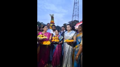 ట్యాంక్ బండ్ బతుకమ్మ సంబరాల్లో కేసీఆర్ సతీమణి