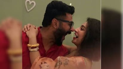 দেব-শুভশ্রীর রোম্যান্সের মাঝে 'পরিচালক' রাজের এন্ট্রি, নেটদুনিয়ায় ভাইরাল ছবি