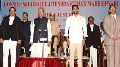 అధికారుల పొరపాటు: జగన్ సమక్షంలో రెండు సార్లు ప్రమాణం చేసిన చీఫ్ జస్టిస్