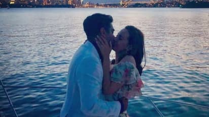 'సాహో' బ్యూటీకి పెళ్లి కుదిరింది.. ప్రియుడికి ముద్దు పెడుతూ..!