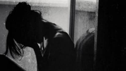 ആഹാരത്തില് തലമുടി; ക്ഷുഭിതനായ ഭര്ത്താവ് ഭാര്യയുടെ തല മൊട്ടയടിച്ചു