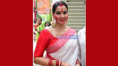 দশমীতে সিঁদুর খেললেন বিপাশা, সাবেকি পোশাকে ধরা দিলেন অভিনেত্রী ও করণ