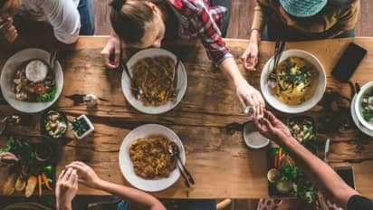 ഒരുമിച്ച് ഇരുന്ന് ഭക്ഷണം കഴിക്കുന്നതാണോ നിങ്ങള്ക്ക് ഇഷ്ടം? സൂക്ഷിക്കുക...