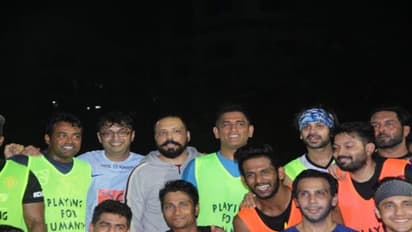 ক্রিকেট থেকে ছুটি, মুম্বইতে ফুটবল মাঠে ধোনি, সঙ্গে লিয়েন্ডার পেজ