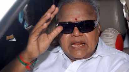 அப்ரூவர் ஆன ராதாரவி.. இந்த ஒரு படம் தான் ஓடுது..! இவர் தான் Born ஆக்டர்! மேடையில் புகழாரம்!