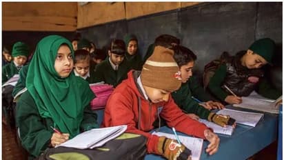 अनुच्छेद 370 हटाने के बाद से ही बंद है कश्मीर, घरों में जाकर सिलेबस पूरा करा रहे हैं टीचर