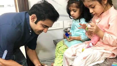 महाअष्टमी पर गौतम गंभीर ने किया कन्यापूजन, बेटियों के पैर धुलने की तस्वीर वायरल