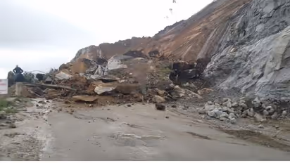 Horrific Video: চোখের সামনে ভেঙে পড়ছে পাহাড়, 'ভয়ঙ্কর ভূমিধস' বলে চিৎকার যাত্রীদের