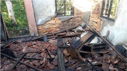 ചെങ്ങന്നൂരില് ഇടിമിന്നലേറ്റ് അംഗനവാടി തകര്ന്നു; വന്ദുരന്തം ഒഴിവായി