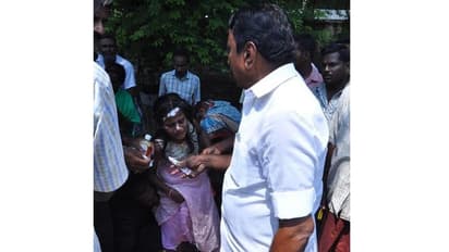 விபத்தில் சிக்கிய  குடும்பத்தை காப்பாற்றிய அமைச்சர் செங்கோட்டையன்...  குவியும் வாழ்த்துகள்!!