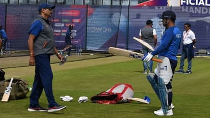 ধোনির অবসর নিয়ে এবার মুখ খুললেন ভারতীয় দলের কোচ রবি শাস্ত্রী