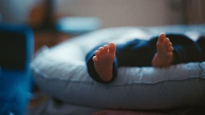 രക്ഷിതാക്കള് ഒറ്റയ്ക്ക് കിടത്തി പരിശീലിപ്പിക്കാന് നോക്കി; ഏഴ് മാസം പ്രായമുളള കുഞ്ഞിന് ദാരുണാന്ത്യം