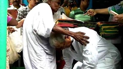 সহায় সম্বলহীন বৃদ্ধাদের পা ছুঁয়ে বিজয়া দশমী পালন করলেন এই বিধায়ক