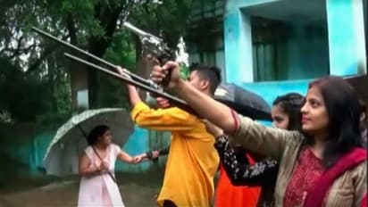 ইচ্ছে মতো গুলি ছুড়ে মা দুর্গাকে বিদায়, তৃণমূল নেতার পরিবারের রীতি ঘিরে বিতর্ক