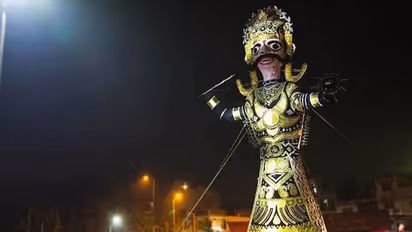 लड़कियों ने ली रावण के साथ सेल्फी, बोली- कलयुग में रावण जैसे भाई की भी जरूरत