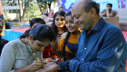 मसीहा से कम नहीं है यह शख्स, बेसहारा लड़कियों को दुल्हन बना पिता की तरह करता है विदा