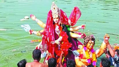People from other religious community pelt stones at youth partaking in Durga idol procession; eight held
