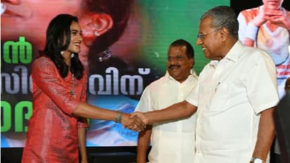 'തോല്വികളില് കുറ്റപ്പെടുത്തിയവരെ പറപ്പിച്ച ലോകകിരീടം' സിന്ധുവെന്ന മാതൃകയെക്കുറിച്ച് മുഖ്യമന്ത്രി