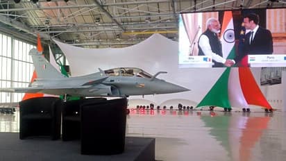 ফ্রান্সের মাটিতে  শস্ত্র পুজো রাজনাথের, দেখুন ভারতের  প্রথম রাফাল জেটের অদেখা কিছু ছবি