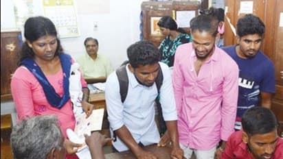 துப்புரவு பணிக்கு விண்ணப்பிக்க குவிந்த பட்டதாரி இளைஞர்கள்..! தகுதியற்றவர்கள் என தடுத்த அதிகாரிகள்...!