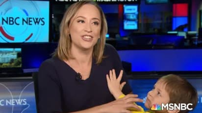 വാര്ത്ത വായിക്കുന്നതിനിടെ അവതാരകയ്ക്ക് മുന്നിലേക്ക് ഓടിയെത്തിയ മകന്; വീഡിയോ