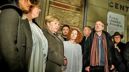 यहूदी प्रार्थनास्थल में गोलीबारी के बाद एकजुटता प्रदर्शन में शामिल हुईं मर्केल