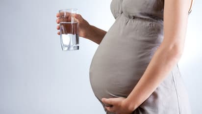 ഗർഭിണികളുടെ ശ്രദ്ധയ്ക്ക്; ഒരു ദിവസം എത്ര ഗ്ലാസ് വെള്ളം കുടിക്കാറുണ്ട്...?