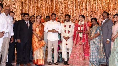 హోంమంత్రి కూతురి వివాహ విందులో సీఎం జగన్