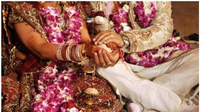 സര്ക്കാര് ഉദ്യോഗസ്ഥന് പീഡിപ്പിച്ചെന്ന് യുവതി; മണിക്കൂറുകള്ക്കുള്ളില് പരാതിക്കാരിയെ വിവാഹം ചെയ്ത് 'പ്രതി'