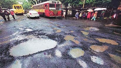 हैदराबाद की सड़कों का हाल बदहाल, मोटरसाईकल फंसने से गड्ढे में गिरा पत्रकार