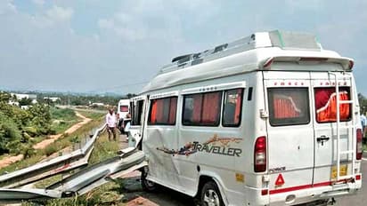 பயங்கர சத்தத்துடன் வெடித்துச்சிதறிய சுற்றுலா வேன் டையர்..! இரும்பு தடுப்பில் மோதியதில் ஒருவர் பலி..!