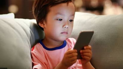 രക്ഷിതാക്കളുടെ ശ്രദ്ധയ്ക്ക്; കുട്ടികൾക്ക് ഫോൺ കൊടുത്ത് ശീലിപ്പിക്കരുത്