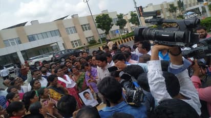 ఔట్ సోర్సింగ్ ఉద్యోగుల్లో ఆనందం .. జగన్ చిత్ర పటానికి పాలాభిషేకం