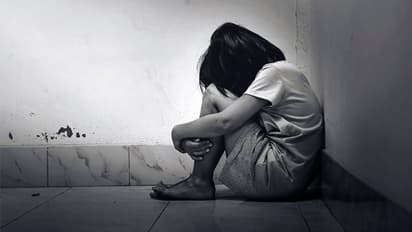 అర్థరాత్రి నిద్రలేపి..కాలుస్తూ... చిన్నారులపై హాస్టల్ వార్డెన్ లైంగిక దాడి