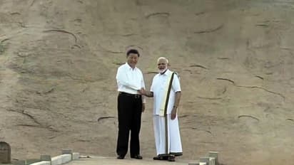 ಇಡೀ ದೇಶದ ನಾಯಕ ನೀ: ದೇಸಿ ಪಂಚೆಯಲ್ಲಿ ಕ್ಸಿ ಬರಮಾಡಿಕೊಂಡ ಪ್ರಧಾನಿ!