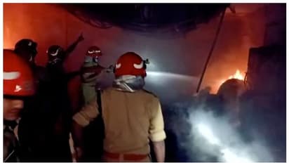 മേനംകുളം തുമ്പ ഫര്ണിച്ചര് നിര്മ്മാണ യൂണിറ്റിലുണ്ടായ തീപിടുത്തം: തീയണച്ചു, ഒഴിവായത് വന്ദുരന്തം