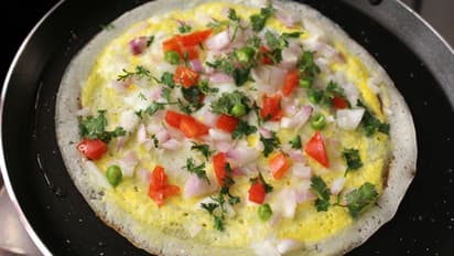 ബ്രേക്ക്ഫാസ്റ്റിന് 'മുട്ട ദോശ' ഉണ്ടാക്കിയാലോ; തയ്യാറാക്കുന്ന വിധം