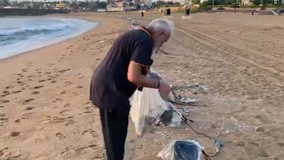 செருப்பு அணியாத கால்கள் ! கையில் குப்பை கூடை ! அரை மணி நேரம் மாமல்லபுரம் கடற்கரையில் துப்புரவுப் பணியில் மோடி !! குவியும் பாராட்டு !!