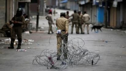 കശ്മീരിലെ ഇന്റര്നെറ്റ് വിലക്കും നിരോധനാജ്ഞയും പുനപരിശോധിക്കണമെന്ന് സുപ്രീം കോടതി