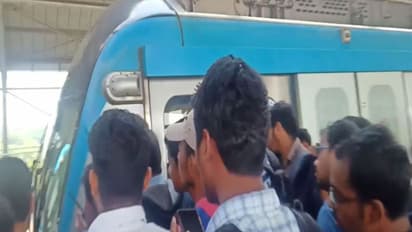 బయటపడుతూనే ఉన్న హైదరాబాద్ మెట్రో డొల్లలు: ప్రయాణీకులకు తీవ్ర కష్టాలు