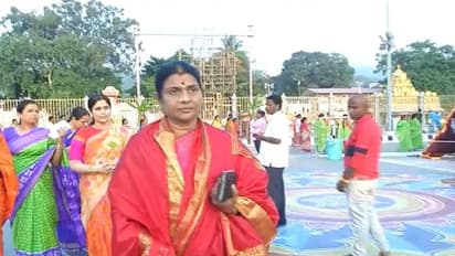 தேர்தல் நேரத்தில் வேண்டுதல்.. 7 கி.மீ. பாதயாத்திரையாக சமயபுரம் மாரியம்மன் கோயிலுக்கு வந்த துர்கா ஸ்டாலின்.!