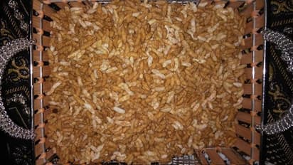 লক্ষ্মীপুজো উপলক্ষে খই-এর মুড়কি বানিয়ে নিন বাড়িতেই