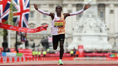 নজিরবিহীন দৌড়, ২ ঘণ্টারও কম সময়ে ম্যারাথন শেষ করে রেকর্ড কেনিয়ার এলুডের