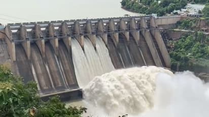 ప్రమాదపు అంచున శ్రీశైలం డ్యామ్