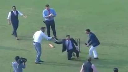 ভারত-দক্ষিণ আফ্রিকা টেস্ট ম্যাচের মাঝেই শর্ট স্কোয়ার লেগে দুরন্ত ক্যাচ ভিভিএস লক্ষ্মণের