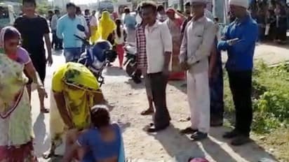 बुजुर्ग महिला को इतना पीटा की टूट गईं उसकी हड्डियां, वह चीखती रही और वो मारते रहे डंडे